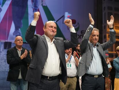 El lehendakari y candidato a la reelección por el PNV, Iñigo Urkullu (derecha), y el presidente del PNV, Andoni Ortuzar, celebran la victoria electoral.
