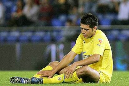 Riquelme se duele de un golpe.