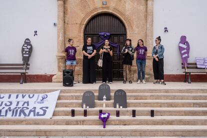 Sara Hassani, en el centro, habla durante el homenaje a Amal y sus hijos en la plaza de la Constitución de las Pedroñeras tras el asesinato machista. 
