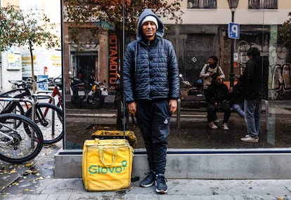 Victor Rojas, repartidor de Glovo, en el centro de Madrid este lunes.