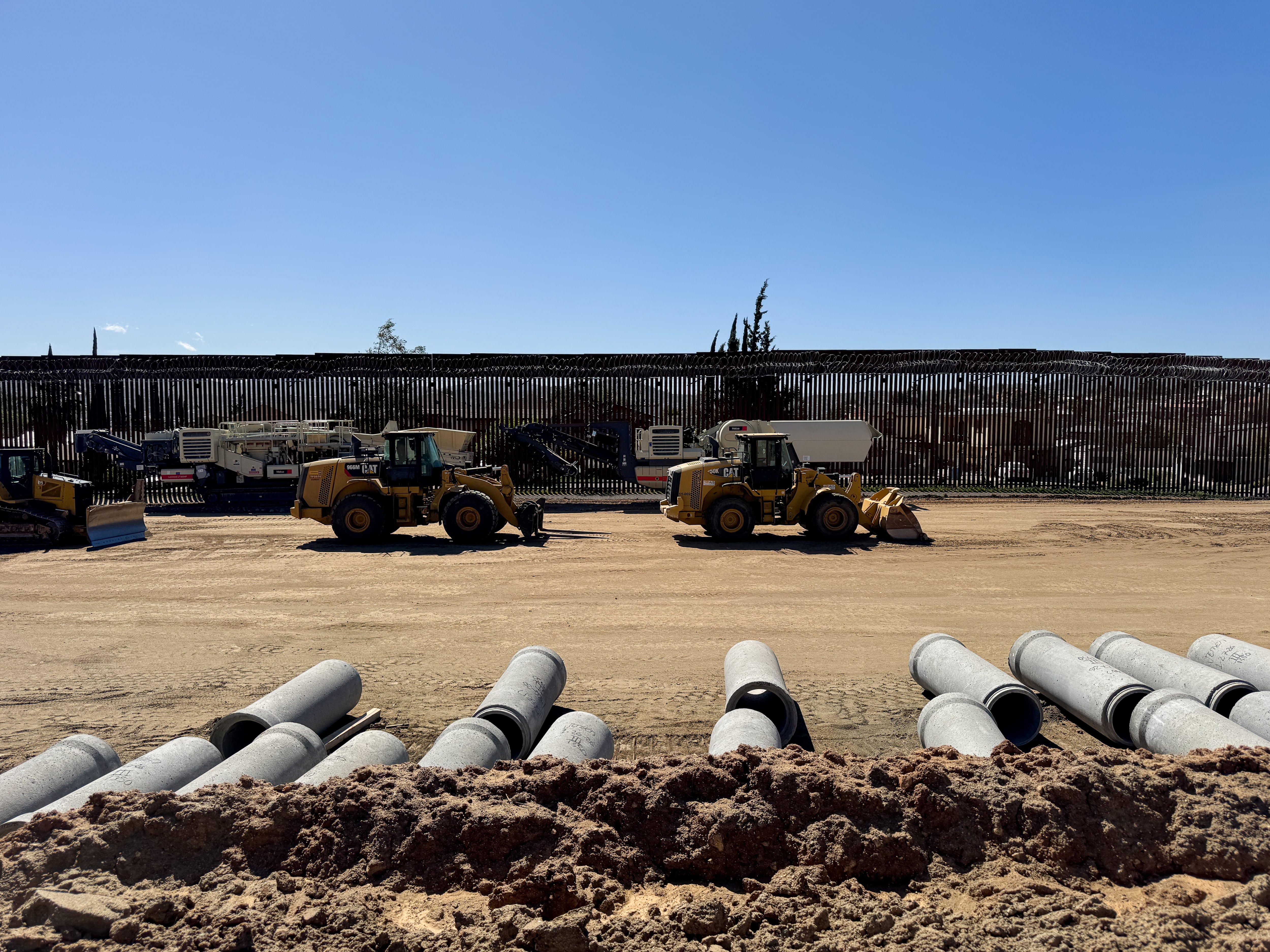 Construcción de un tramo del muro fronterizo en el pico Tecate.