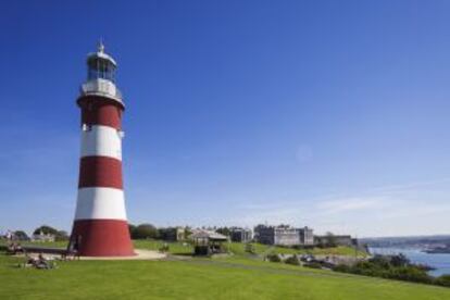 El viejo faro de Eddystone, en su actual ubicación en la costa de Plymouth, al sur de Inglaterra.