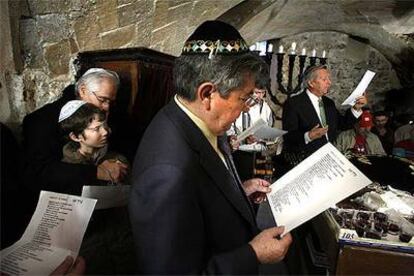 Miembros de la comunidad judía participan en la rehabilitación religiosa del templo.