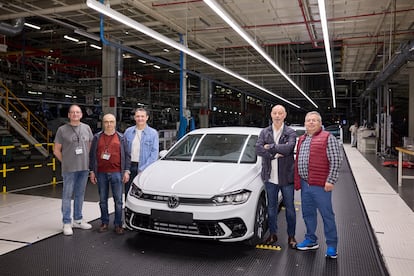 Un Volkswagen Polo actual en la planta de Navarra, junto a algunos de los trabajadores que estuvieron presentes en el inicio de la producción española de este modelo en 1984.