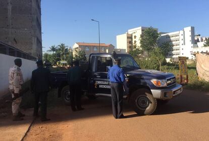 El hotel Radisson de Bamako, la capital de Malí, ha registrado una explosión y varios disparos este viernes, señala la Embajada de España en Malí, que ha recomendado a los ciudadanos que no circulen por la ciudad. En la imagen, fuerzas de seguridad en el exterior del hotel de Bamako en Malí.