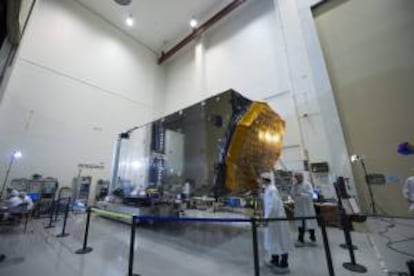 Fotografía facilitada por la Agencia Espacial Europea (ESA) del Alphasat, el mayor y más potente satélite de comunicaciones jamás creado por la industria europea, siendo sometido a pruebas en Toulouse (Francia).