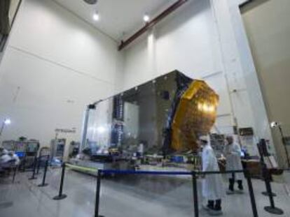 Fotografía facilitada por la Agencia Espacial Europea (ESA) del Alphasat, el mayor y más potente satélite de comunicaciones jamás creado por la industria europea, siendo sometido a pruebas en Toulouse (Francia).