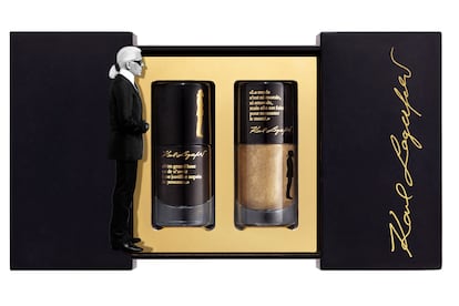 En esta colección cápsula tan exclusiva Karl Lagerfeld también nos invita a pintarnos las uñas con sus esmaltes. Este dúo de lacas de uñas (en negro y dorado) se presenta en una lujosa caja.