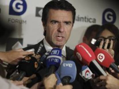 El ministro de Industria, Energía y Turismo, José Manuel Soria, atiende a la prensa a su llegada al almuerzo informativo celebrado hoy en la capital.