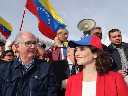Antonio José Ledezma Díaz, quien fue el alcalde mayor del Distrito Metropolitano de Caracas hasta 2015, junto a Isabel Díaz Ayuso, en 2019.