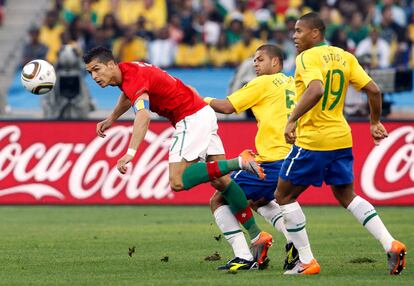 Cristiano Ronaldo, a punto de caer al suelo, tras una pugna entre Julio Baptista y Felipe Melo.