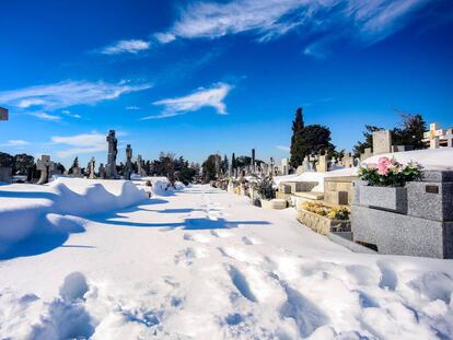 El cementiri de Pozuelo de Alarcón de Madrid nevat. 