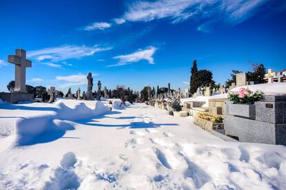 El cementiri de Pozuelo de Alarcón de Madrid nevat. 