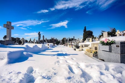 El cementiri de Pozuelo de Alarcón de Madrid nevat.