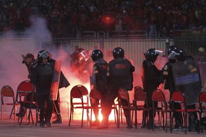 Policías en el estadio de Port Said al comenzar los disturbios que acabaron con 73 personas muertas.