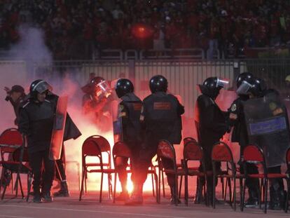 Polic&iacute;as en el estadio de Port Said al comenzar los disturbios que acabaron con 73 personas muertas. 