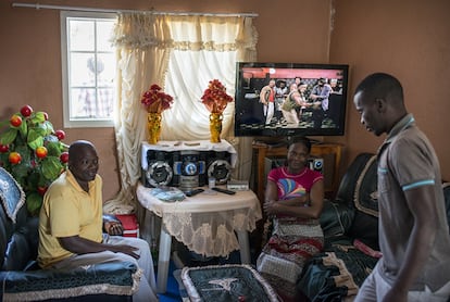 Sebastiao Nhancute, de 52 años, empezó a trabajar como minero en 1984. Entró en la de platino de Marikana en 2002 y se contagió de tuberculosis en 2014. Cuando se tomó esta imagen, en mayo de 2015, ya estaba prácticamente recuperado, con ganas de volver al trabajo para obtener su paga de unos 300 euros al mes. Cuenta que no sabe cómo se infectó, ya que ninguno de sus compañeros presentaba síntomas. Su familia, en la foto, está sana. La gran mayoría de los enfermos de tuberculosis en las minas son también seropositivos. Él admite tener “otra enfermedad”, pero no especifica cuál. En Sudáfrica, un país brutalmente azotado por el sida, sigue siendo un asunto tabú en muchos lugares.