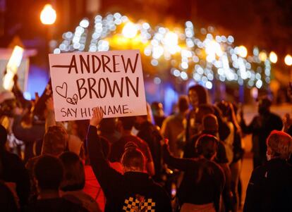 Un grupo de manifestantes marcha en la noche del 26 de abril por la muerte de Andrew Brown Jr., asesinado el 21 de este mes en Elizabeth City, Carolina del Norte.