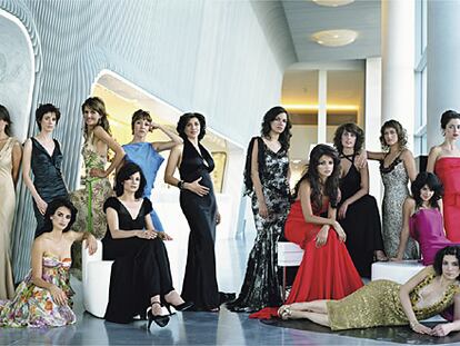 Elena Anaya, con vestido de Christian Dior por John Galliano. Pilar López de Ayala, de Gucci. Penélope Cruz, de Christian Dior por John Galliano. Goya Toledo, de María Lafuente, y pendientes, de Yokana. Lola Dueñas, de Juanjo Oliva. Najwa Nimri, de Georges Rech; zapatos, de Giorgio Armani, y anillo, de Gucci. Alicia Borrachero, de Hermès; broche, de Durán Joyeros, y pulsera, de Chanel. Diana Palazón lleva vestido de Christian Dior por John Galliano. Mónica Cruz, de Valentino. Clara Segura, de Ralph Lauren. Marta Etura, de Carolina Herrera New York. Clara Lago, de Amaya Arzuaga. Leticia Dolera, de Valentino Red. Irene Visedo, de Carolina Herrera, y sandalias, de Christian Dior.