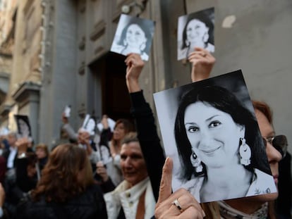 Imágenes de Daphne Caruana Galizia, en una manifestación en contra de la corrupción en Malta, en La Valeta el 16 de abril de 2019.