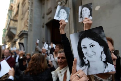 Imágenes de Daphne Caruana Galizia, en una manifestación en contra de la corrupción en Malta, en La Valeta el 16 de abril de 2019.