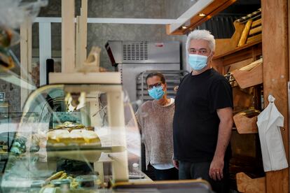 Juan, 56 años, y su mujer Belkys, 50, en la panadería que regentan en el bulevar Indalecio Prieto. 