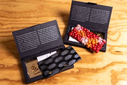 Tabletas de chocolate en su caja creadas para un cliente por Makeat.