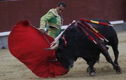 El diestro Iv&aacute;n Fandi&ntilde;o, durante la faena con su segundo toro. 