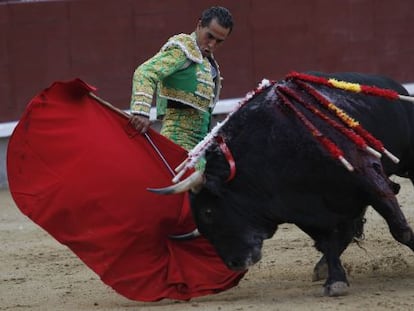 El diestro Iv&aacute;n Fandi&ntilde;o, durante la faena con su segundo toro. 