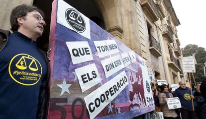 Protesta de las ONG ante el TSJ, donde declara hoy Blasco.