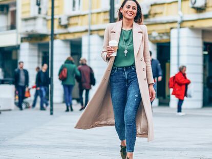 El vaquero es una prenda que se puede lucir en todas las épocas del año y que se adapta a distintos 'looks'. GETTY IMAGES.