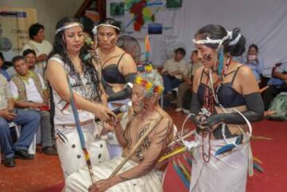 Antonio Sueyo o Sontone, anciano de la etnia harakbut que tiene más de 80 años, en un ceremonia del Ministerio de Cultura del Perú. Vivió en aislamiento hasta los 25 años, sin conocer el azúcar, las pastillas, la sal.