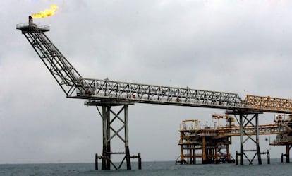 Plataforma petrolífera en las aguas del golfo pérsico al límite de aguas de Qatar cerca del puerto iraní de Assalouyeh