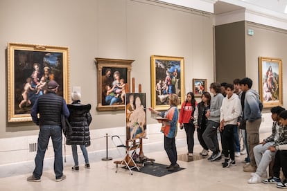 Visitantes del Museo del Prado observan a Rosa Pérez Valero, mientras pinta.