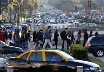 Peatones cruzan la avenida 9 de julio de Buenos Aires (Argentina), la cual se encuentra con gran caudal de tránsito vehicular a raíz de la huelga de los trabajadores de los subterráneos que cumple diez días consecutivos.