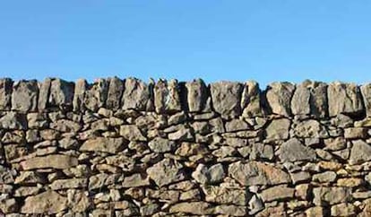 Muro de piedra en seco en Vilafranca (Castellón).