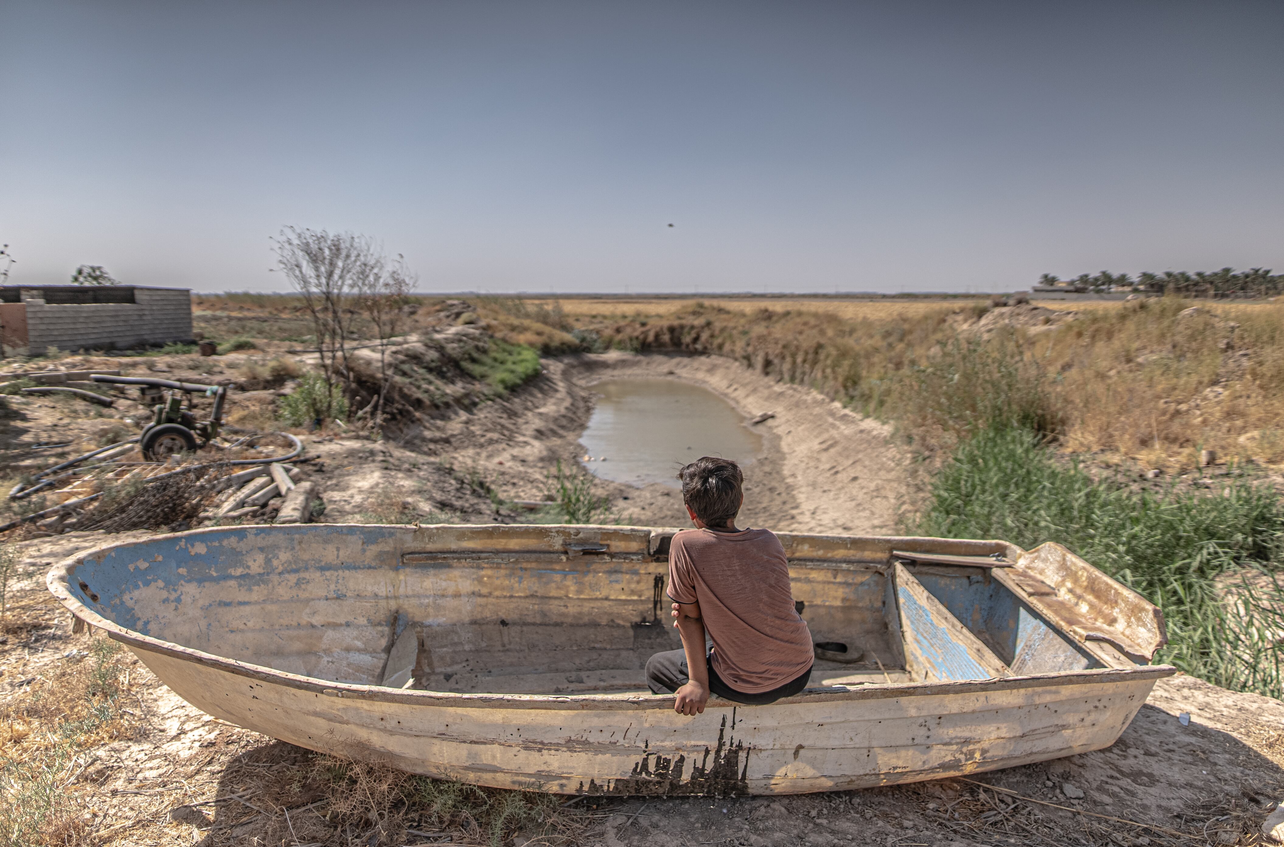 El lago Hamrín, que alguna vez fue famoso por su variedad de peces y utilizado por cientos de pescadores tanto de la localidad como de otros lugares, ahora se ha secado drásticamente. Los canales de irrigación empleados para abastecer de agua a cultivos y animales ya no transportan nada. Pincha en la imagen para ver la fotogalería completa. 