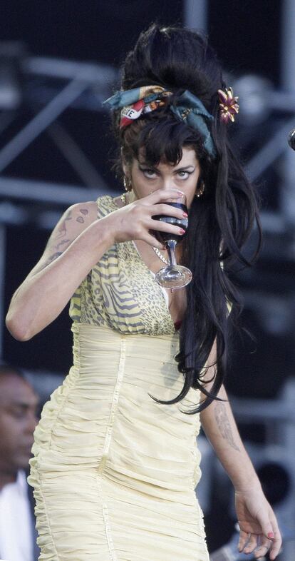 La cantante británica Amy Winehouse, autora de éxitos como 'Rehab' o 'Back to black', falleció por intoxicación etílica. Fue encontrada sin vida el 23 de julio de 2011 en su apartamento de Camden, en Londres. En la imagen, Winehouse en una fotografía de archivo.