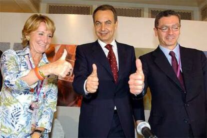 Esperanza Aguirre, José Luis Rodríguez Zapatero y Alberto Ruiz-Gallardón muestran su optimismo en Singapur.