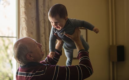 La figura de los abuelos supone para el niño personas de apego, es decir, figuras que le proporcionan seguridad, Cariño y protección.