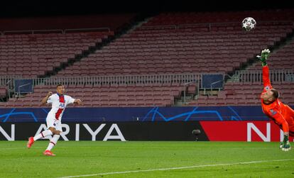 Mbappé marca su tercer gol ante el Barcelona.