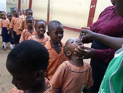 Niños nigerianos reciben la vacuna contra la polio, ayer, en un colegio de Lagos, la capital.