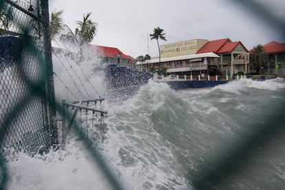 Olas golpean el malecón de George Town, en la isla Gran Caimán, este lunes.