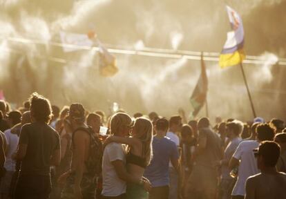 Una pareja se besa durante el festival Sziget de Budapest.