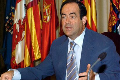 El ministro Bono, tras firmar un acuerdo con Fomento para que los parques nacionales sean espacio aéreo restringido.