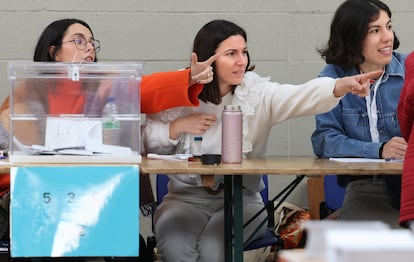 Miembros de una mesa electoral, este domingo en el colegio público Zabalarra de Durango, en Bizkaia. 