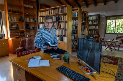 El sobrino de Rafael Chirbes, Manolo Micó, con las libretas en las que escribía su tío para después pasar los textos al ordenador, en la estancia donde trabajaba el escritor en Beniarbeig.