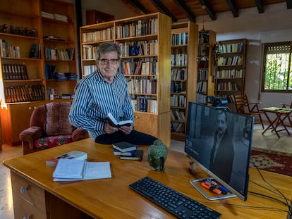 El sobrino de Rafael Chirbes, Manolo Micó, con las libretas en las que escribía su tío para después pasar los textos al ordenador, en la estancia donde trabajaba el escritor en Beniarbeig.