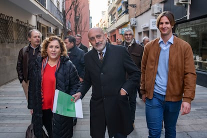 Luis Ángel Hierro (centro) formaliza la inscripción como precandidato en el proceso de primarias para elegir al próximo secretario general del PSOE de Andalucía en la sede del PSOE de Andalucía en Sevilla el pasado 7 de enero.