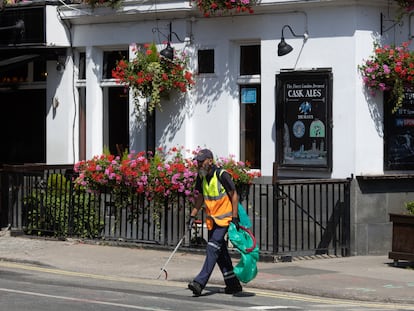 Un empleado de limpieza cruza una calle en Londres, donde este martes se han alcanzado los 40 grados centígrados por primera vez en la historia.